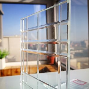 Konstnärligt snidat glas med präglade linjemönster