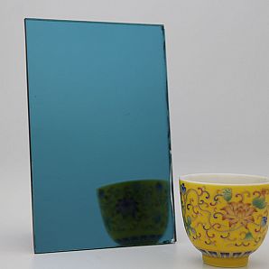 مرآة زجاجية على شكل بحيرة زرقاء