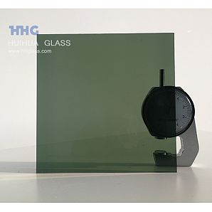 緑灰色のガラスレンズ