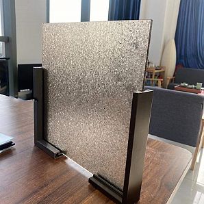 Paneles de vidrio con patrón de copo de nieve de bronce